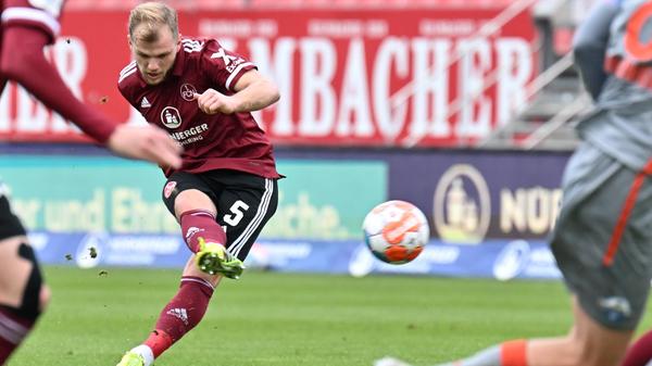 <p>Drei fürchterliche Fehlpässe in der ersten Halbzeit, dafür ein sehenswerter Versuch aus über 20 Metern. Vor allem gegen den Ball ging ihm das alles ein bisschen zu schnell. Deshalb Feierabend nach 45 Minuten. <strong>Note: 5,0</strong></p>
