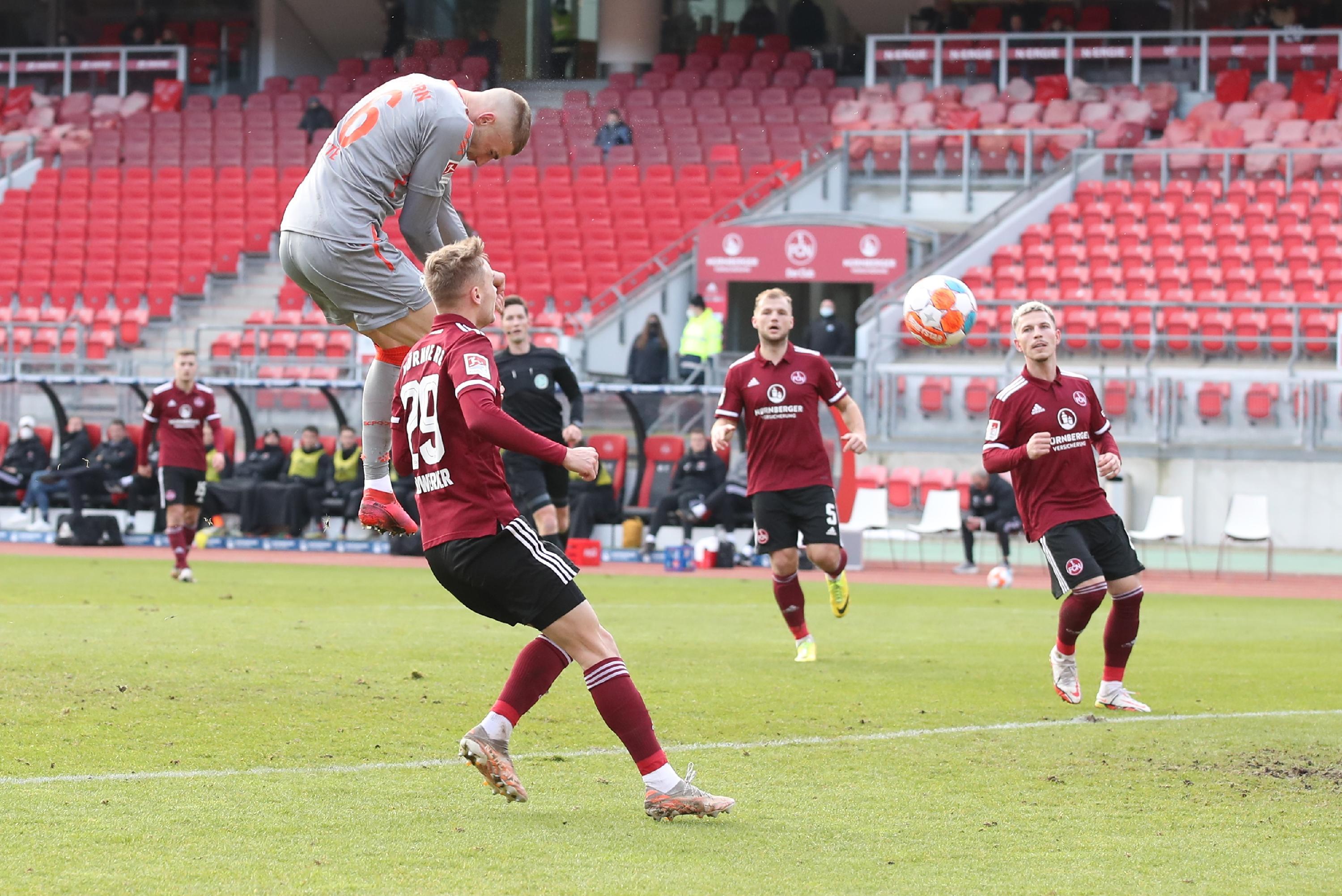 <p>Okay, im Training hatte er sich unter der Woche das Knie überstreckt, konnte aber spielen. Also keine Entschuldigung für einen merkwürdig passiven, fahrigen Auftritt. Vor dem 0:2 sah er nur zu, anstatt ein paar Meter einzurücken. <strong>Note: 5,0</strong></p>
