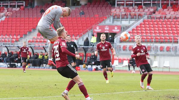 <p>Okay, im Training hatte er sich unter der Woche das Knie überstreckt, konnte aber spielen. Also keine Entschuldigung für einen merkwürdig passiven, fahrigen Auftritt. Vor dem 0:2 sah er nur zu, anstatt ein paar Meter einzurücken. <strong>Note: 5,0</strong></p>