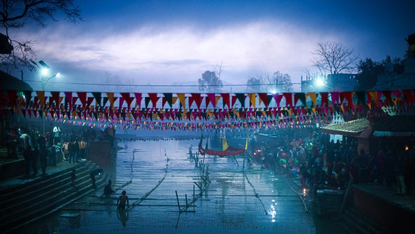 Nepal, Bhaktapur: Hindu-Anhänger baden während des Makar Mela-Festes in den kalten Gewässern inmitten eines Anstiegs der Corona-Infektionen. Die Makar Mela, die im Abstand von 12 Jahren einmal für einen Monat im Monat Magh gefeiert wird, hat an den Dämmen der Kreuzung der Flüsse Punayamata, Roshi und Rudrawati begonnen. Das Fest beginnt mit dem Eintritt der Sonne in den Makar Rashi am Tag des Makar Sakranti, wie es in der vedischen Astrologie heißt. Nach einem Bad im Triveni verehren die Gläubigen Basuki Naag und tragen Wasser in der Hand, bevor sie den Gorakhnath-Hügel besteigen, um Wasser aus dem Triveni zu opfern.
