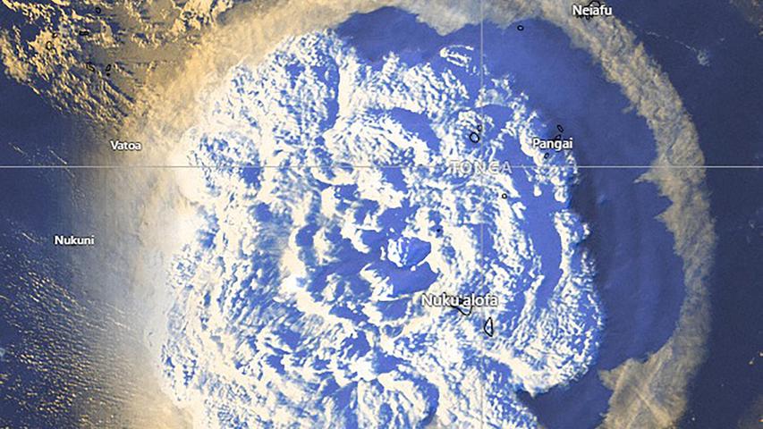 Der Ausbruch eines Unterwasser-Vulkans in der Nähe des Inselreichs Tonga , den diese Satellitenaufnahme zeigt, hat in weiten Teilen des Pazifiks zu Tsunami-Warnungen geführt. 