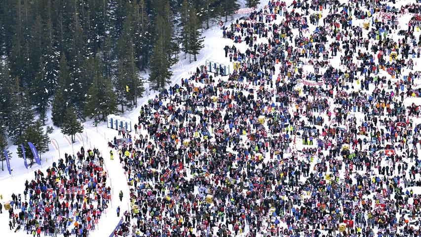 Vom 14. bis zum 16. Januar findet im Schweizer Alpendorf Wengen der Ski-Weltcup statt. Zuschauer sind erlaubt - wie das Foto zeigt, haben viele Alpinsport-Fans die Gelegenheit genutzt.