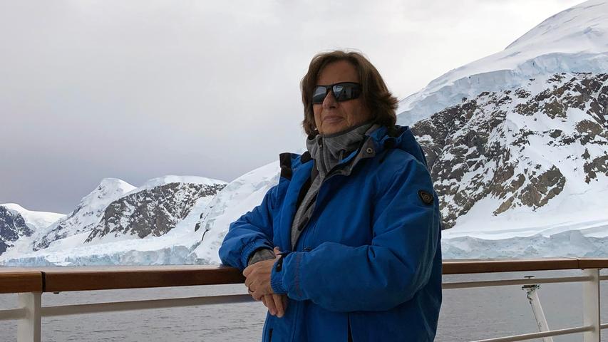 Die Aufnahme zeigt Sylvia Kiesewetter an Bord des Expeditionsschiffs, auf dem sie zusammen mit ihrer Familie in der Antarktis unterwegs war. Während ihrer Quarantäne konnte die Forchheimerin die einzigartige Natur nur vom Balkon ihrer Kabine aus genießen.