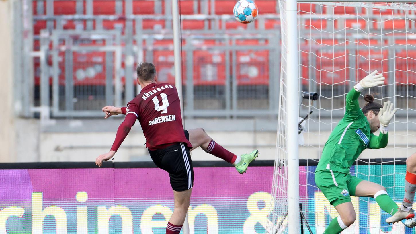 Der letzte Akt: Asger Sörensen vergibt mit der letzten Chance und nicht ganz perfekter Schusshaltung den späten Ausgleich.
Der letzte Akt: Asger Sörensen vergibt mit der letzten Chance und nicht ganz perfekter Schusshaltung den späten Ausgleich.