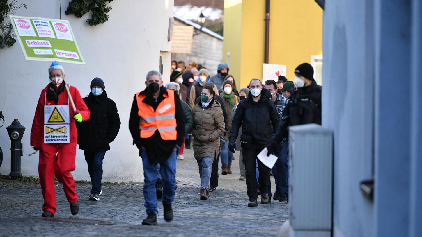 2500 Impfpflicht-Gegner legten Neumarkter Altstadt lahm