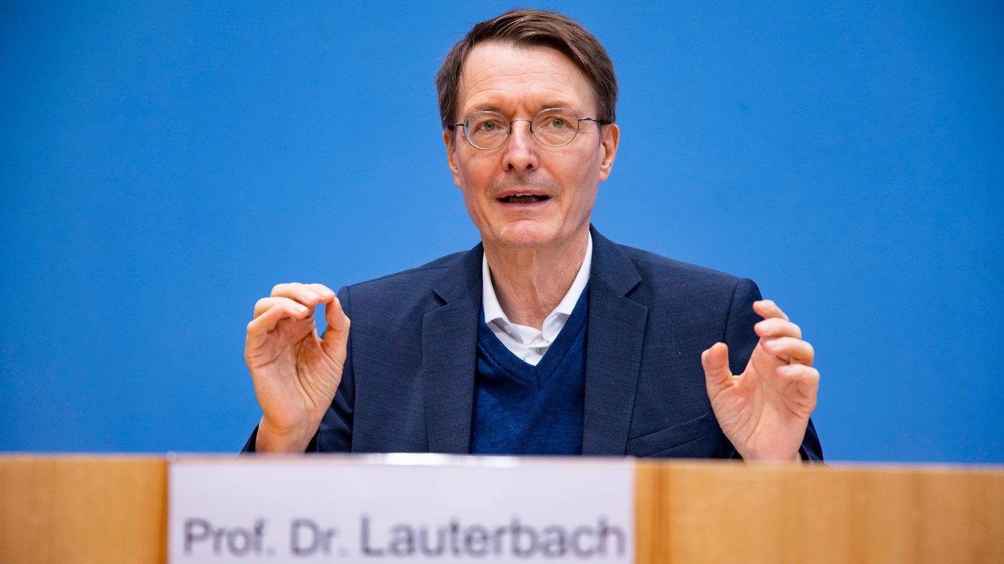 "Wir dürfen uns mit Blick auf die aktuell sinkenden Krankenhauszahlen insbesondere auf den Intensivstationen nicht in Sicherheit wiegen", warnt Lauterbach.
"Wir dürfen uns mit Blick auf die aktuell sinkenden Krankenhauszahlen insbesondere auf den Intensivstationen nicht in Sicherheit wiegen", warnt Lauterbach.