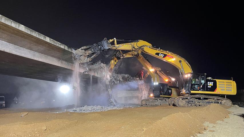 Spektakel bei Nacht: Brücke auf der A3 bei Regensburg abgerissen