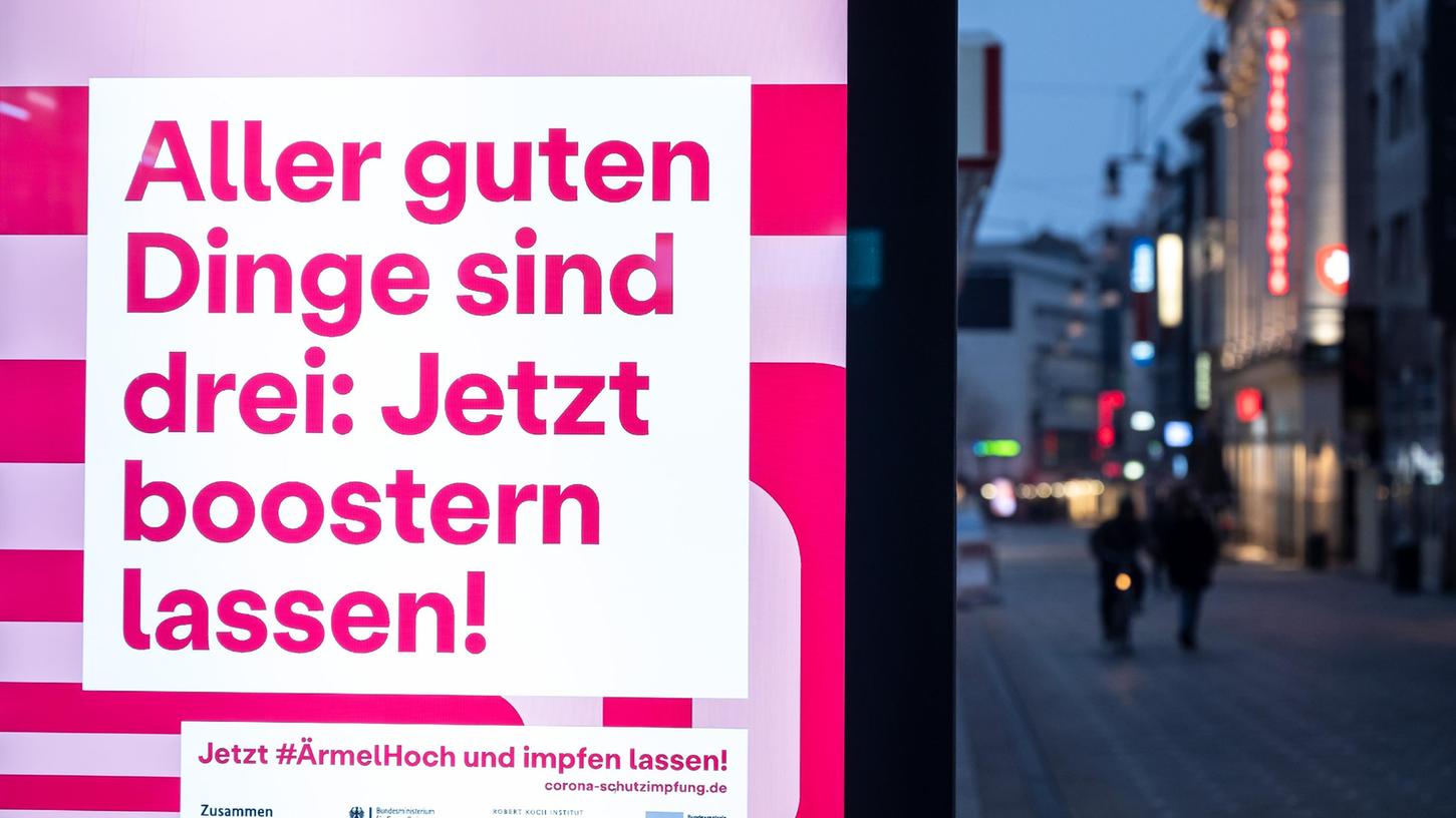 In vielen Städten Deutschlands wirbt die Kampagne #ÄrmelHoch des Gesundheitsministeriums und des RKI für das Impfen gegen Corona.