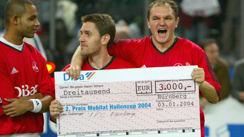 Banden-Scheck: Club-Kapitän Tommy Larsen (Mitte) und Sasa Ciric (rechts) freuten sich 2004 über den zweiten Platz und immerhin 300 Euro.