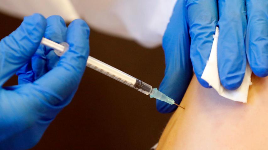 217 Mal gegen Corona geimpft: Forschende von FAU und Uniklinik Erlangen untersuchen Massen-Impfling