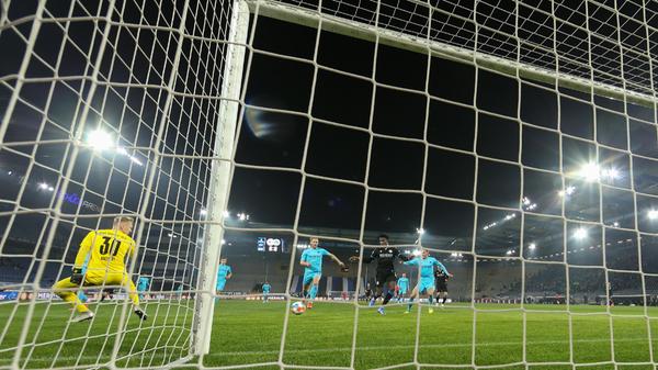 Durfte auch nach der Verpflichtung von Andreas Linde im Fürther Tor stehen. Machte erneut ein gutes Spiel und war bei beiden Gegentoren machtlos. Vor dem 1:2 mit einem guten aufbauenden Pass auf Willems. Macht seinem Trainer so die Auswahl schwer.