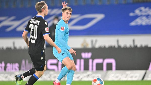 Durfte nach einem defensiv guten Auftritt gegen Stuttgart erneut als Linksverteidiger starten. Kam beim 0:1 zu spät, spielte danach aber defensiv solide. Nach vorne aber erneut ohne größeren Einfluss. Musste vielleicht auch deshalb vorzeitig runter, sein Konkurrent Jetro Willems bereitete die zwischenzeitliche Führung vor.