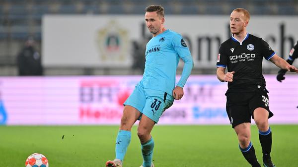 Spielte wie immer in den letzten Wochen. Forderte und holte sich die Bälle, war stets bemüht und hatte gute Aktionen, in denen er sein Können zeigte. Mit einer Passquote von knapp 80 Prozent in vielen Situationen wichtiger Impulsgeber, in einigen Momenten aber auch mit fahrigen Aktionen und durch seine Geschwindigkeits-Nachteile immer wieder zu langsam.