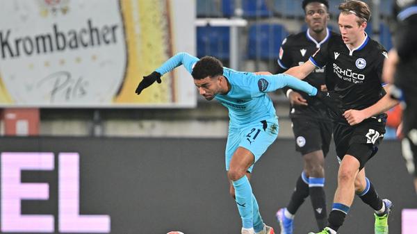 Brauchte ein bisschen, um ins Spiel zu finden, war danach aber immer wieder auffällig. Eroberte den Ball vor dem 1:1 gut und schoss auch einige gute (und einige nicht so gute) Standards, aus denen seine Kollegen in der Mitte nichts machten. Setzt er seinen Freistoß im zweiten Durchgang ein bisschen höher an, würde er hier womöglich als Matchwinner bezeichnet.