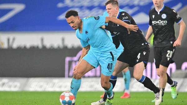 Aus der Fürther Mannschaft schon lange nicht mehr wegzudenken. Zeigte beim 1:1, warum ihn offenbar die halbe Bundesliga gerne verpflichten würde. Hat nochmal an seiner Geschwindigkeit gearbeitet, rannte seinem Gegenspieler mit Ball am Fuß davon - und blieb dann auch vor dem Tor entspannt.