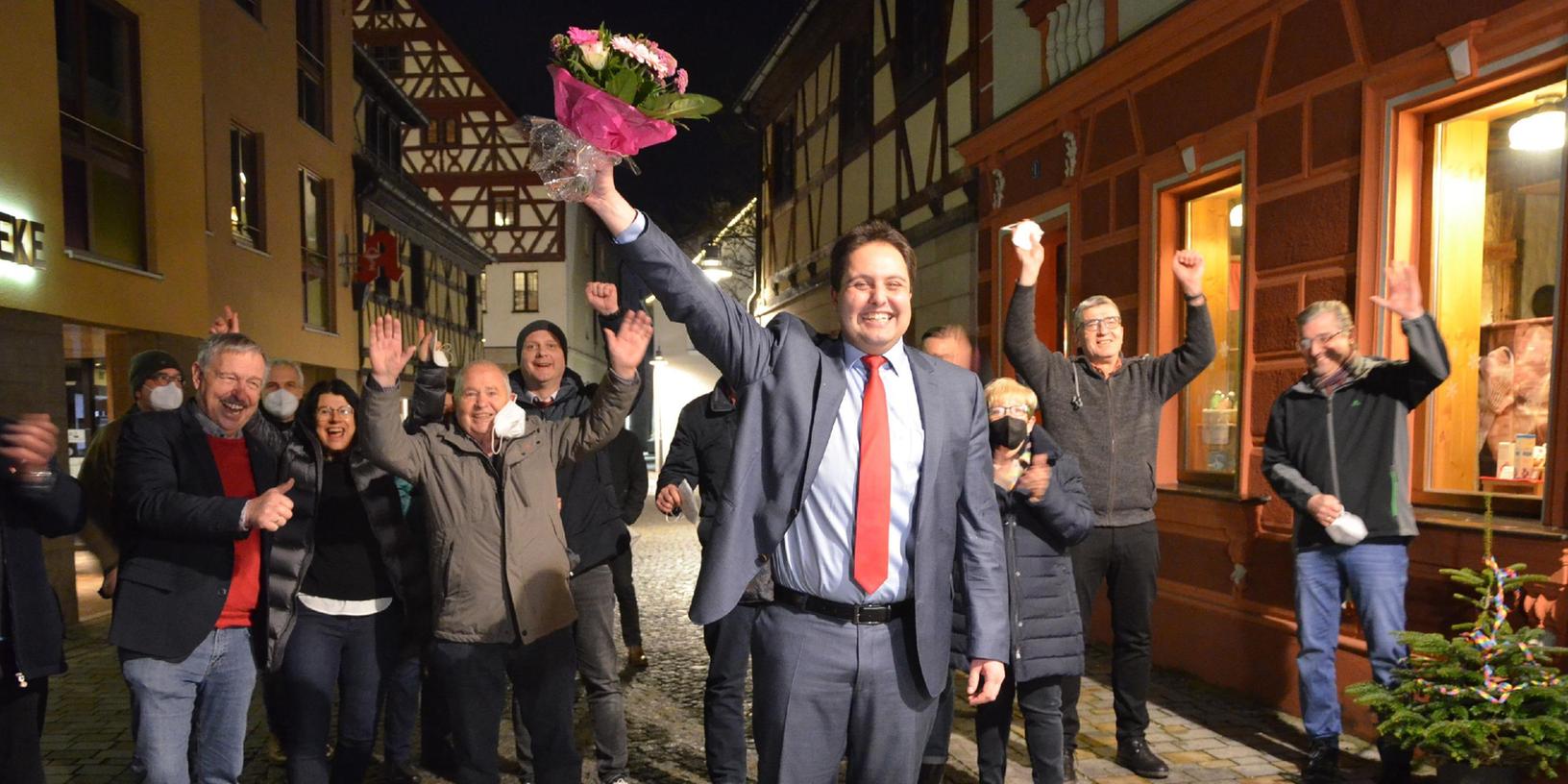 "So sehen Sieger aus": Anhänger gratulieren Andreas Buckreus zu seiner Wahl als Bürgermeister der Kreisstadt Roth.
