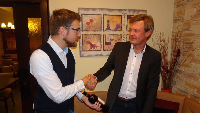 Der CSU-Ortsvorsitzende Daniel Matulla gratuliert Hans-Günter Kraetsch zu seinem Abschneiden. Dieser deutete an, bei der nächsten Wahl wieder anzutreten.