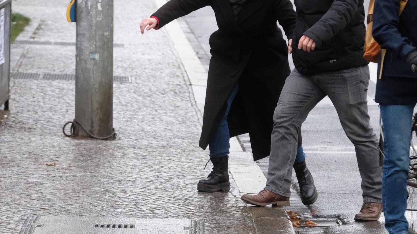 In der gesamten Region ist mit Glatteis und geringem Neuschnee zu rechnen.
In der gesamten Region ist mit Glatteis und geringem Neuschnee zu rechnen.