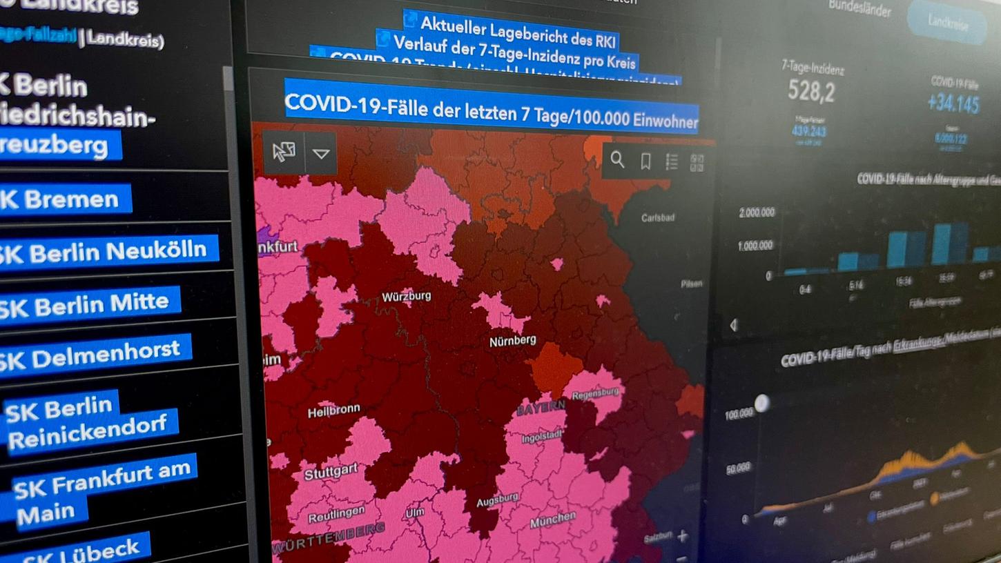 Während die Lage in Franken etwas entspannter ist, schimmert der Süden Bayerns in der Infektionskarte des RKI pink - dort sind die Zahlen deutlich höher. 