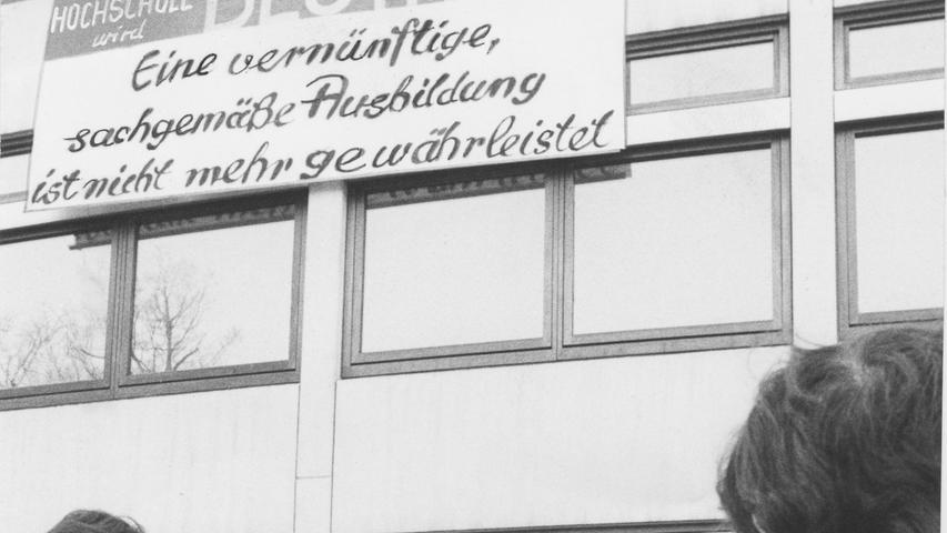 Seit gestern ruht der Vorlesungsbetrieb an Nürnbergs Pädagogischer Hochschule. Die dritte studentische Vollversammlung dieses Semesters hat ab sofort den Streik beschlossen. Er richtet sich gegen die katastrophalen Personalverhältnisse in diesem Haus. Vorläufig ist die Aktion bis zum 7. Februar befristet. Hier geht es zum Kalenderblatt vom 21. Januar 1972: Notstand an der PH: Studenten streiken.