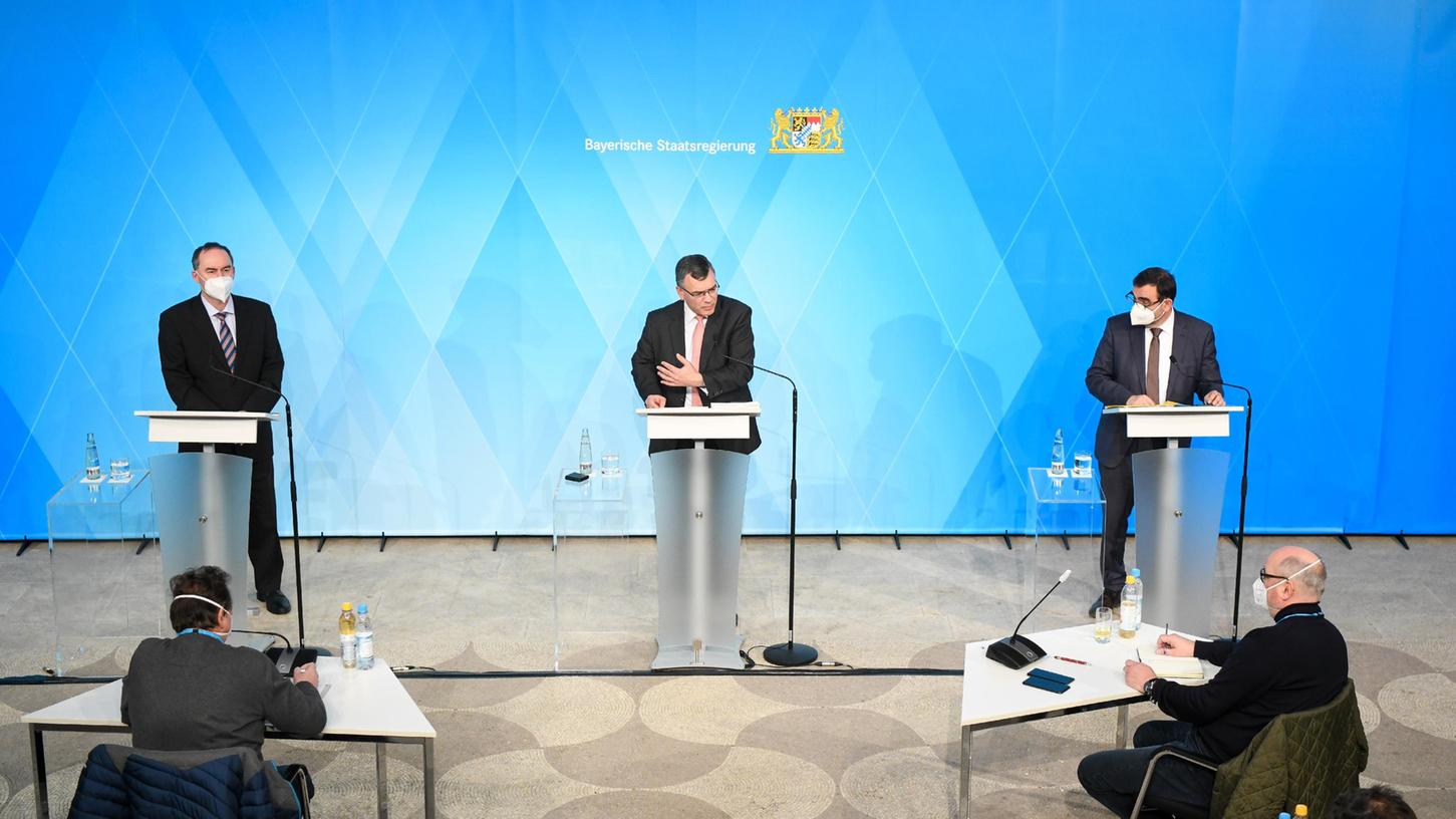 Nach einer Kabinettssitzung am Montag trat unter andrem Florian Herrmann, der Leiter der Staatskanzlei, vor die Presse.
Nach einer Kabinettssitzung am Montag trat unter andrem Florian Herrmann, der Leiter der Staatskanzlei, vor die Presse.