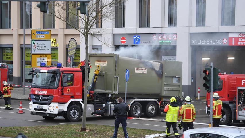 Dort öffneten sie ihn und konnten die Glutnester löschen. Dazu räumten sie den gut vollen Container leer, der rauchende Müll landete auf der Dammstraße.