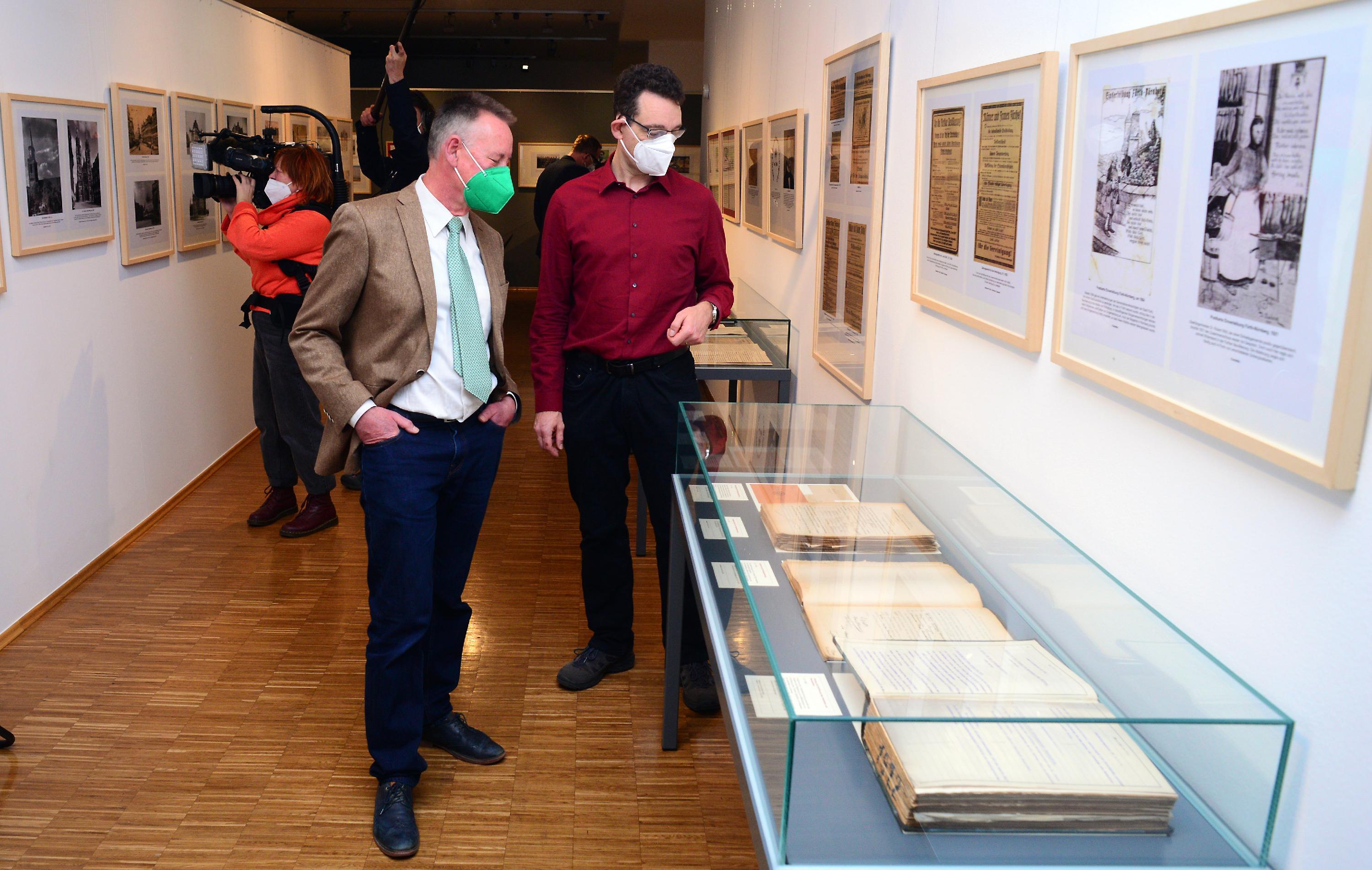 Museumsleiter Martin Schramm (rechts) führte bei einem Pressetermin in die Ausstellung ein, Oberbürgermeister Thomas Jung hörte interessiert zu.