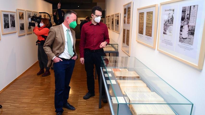 Museumsleiter Martin Schramm (rechts) führte bei einem Pressetermin in die Ausstellung ein, Oberbürgermeister Thomas Jung hörte interessiert zu.