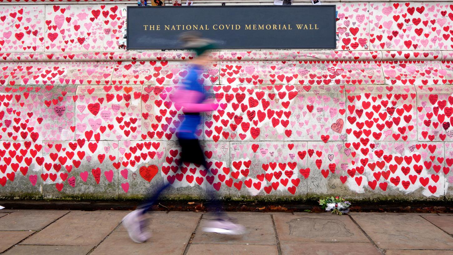 London: Ein Jogger läuft an der National Covid Memorial Wall vorbei.
London: Ein Jogger läuft an der National Covid Memorial Wall vorbei.