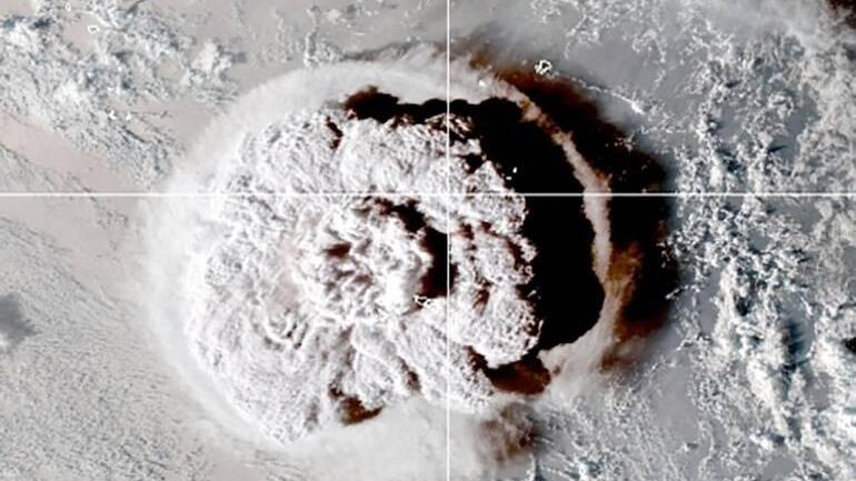 Bilder, die ein Satellit vom Vulkanausbruch in Tonga gemacht hat. 