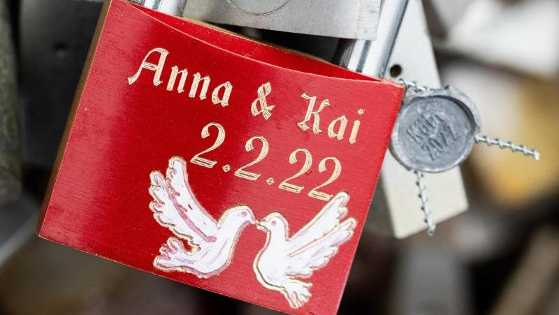 Ein sogenanntes Liebesschloss mit der Aufschrift "Anna & Kai 2.2.22" hängt an der Hohenzollernbrücke.