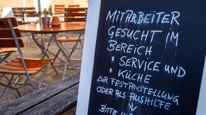 Viele Mitarbeiter in der Gastronomie haben sich während der Corona-Pandemie beruflich umorientiert. Viele Mitarbeiter in der Gastronomie haben sich während der Corona-Pandemie beruflich umorientiert.
