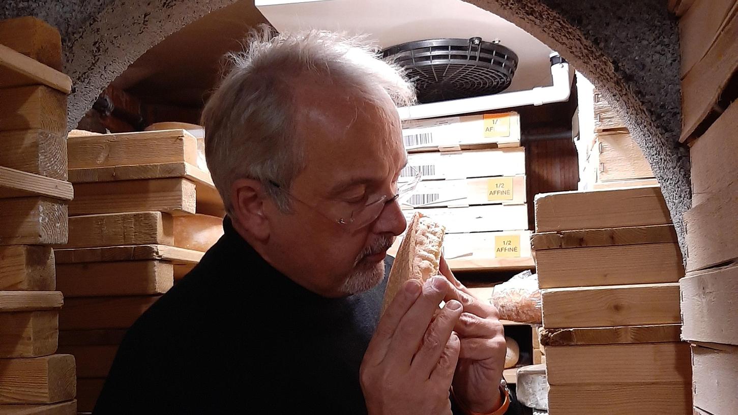 Der Erlanger Käse-Affineur Volker Waltmann in seinem Backsteinkeller. 