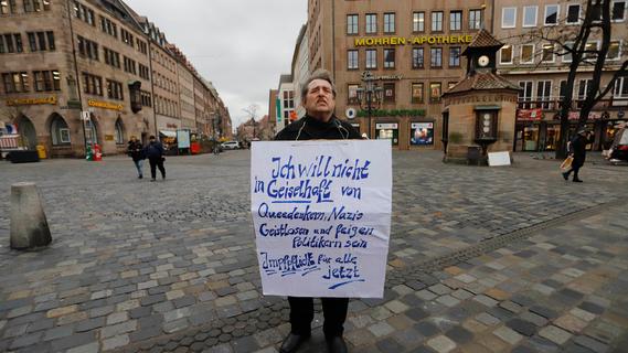 Gegen Querdenker: Nürnberger demonstriert täglich für die Impfpflicht