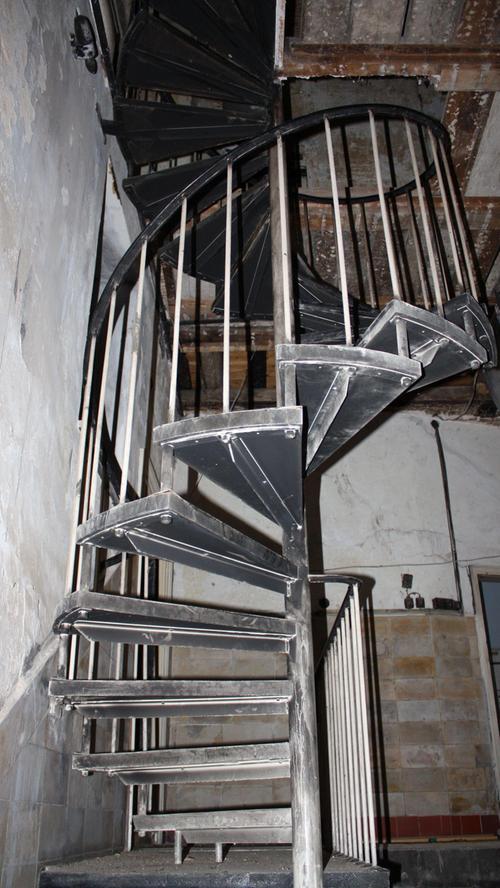 Diese Wendeltreppe war eine direkte Verbindung in die Wohnung der früheren Besitzer des Strauß-Ensembles. Sie galt als schneller Fluchtweg.