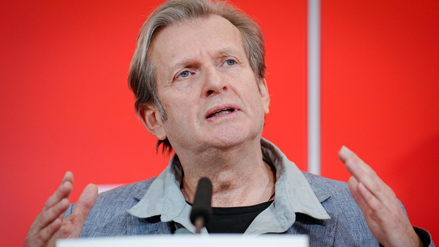 Der Kandidat für das Amt des Bundespräsidenten der Partei Die Linke, Gerhard Trabert, am Rande der Fraktionssitzung der Partei im Reichstagsgebäude.
Der Kandidat für das Amt des Bundespräsidenten der Partei Die Linke, Gerhard Trabert, am Rande der Fraktionssitzung der Partei im Reichstagsgebäude.