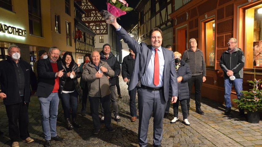 Roth ist wieder rot. Im Rathaus sitzt nach zehn Jahren Unterbrechung wieder ein SPD-Bürgermeister: Andreas Buckreus (39) gewann im Januar 2022 die Wahl trotz vier Gegenkandidaten auf Anhieb mit 56,29 Prozent der Stimmen. Roths bisheriger Bürgermeister Ralph Edelhäußer (CSU) war zuvor bei der Bundestagswahl 2021 ins Parlament nach Berlin gewählt worden.  Hier finden Sie den kompletten Artikel.   