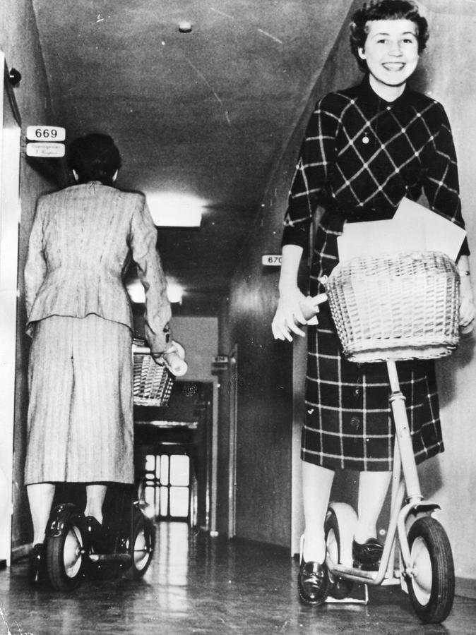 Und natürlich war es in den 1950er Jahren obligatorisch, dass die Fräuleins, die durch die Büroflure flitzten, immer schön lächelten...