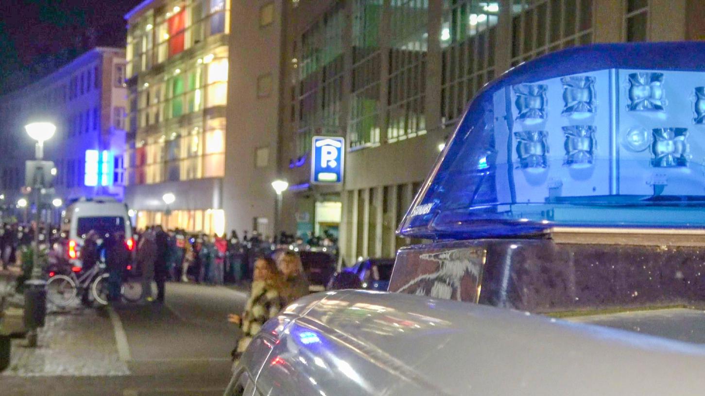In Sachsen kam es laut der Staatsanwaltschaft bei einem Corona-Protest zu einem tätlichen Angriff gegen die Polizei - mit einem Kinderwagen.