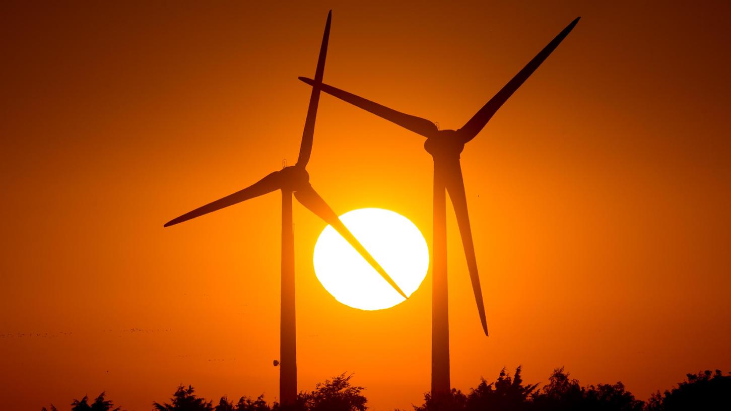 Die Ampel-Koalition will die Erneuerbaren Energien ausbauen, Bundesklimaschutzminister Robert Habeck die 10-H-Regel in Bayern kippen (Symbolbild).
Die Ampel-Koalition will die Erneuerbaren Energien ausbauen, Bundesklimaschutzminister Robert Habeck die 10-H-Regel in Bayern kippen (Symbolbild).