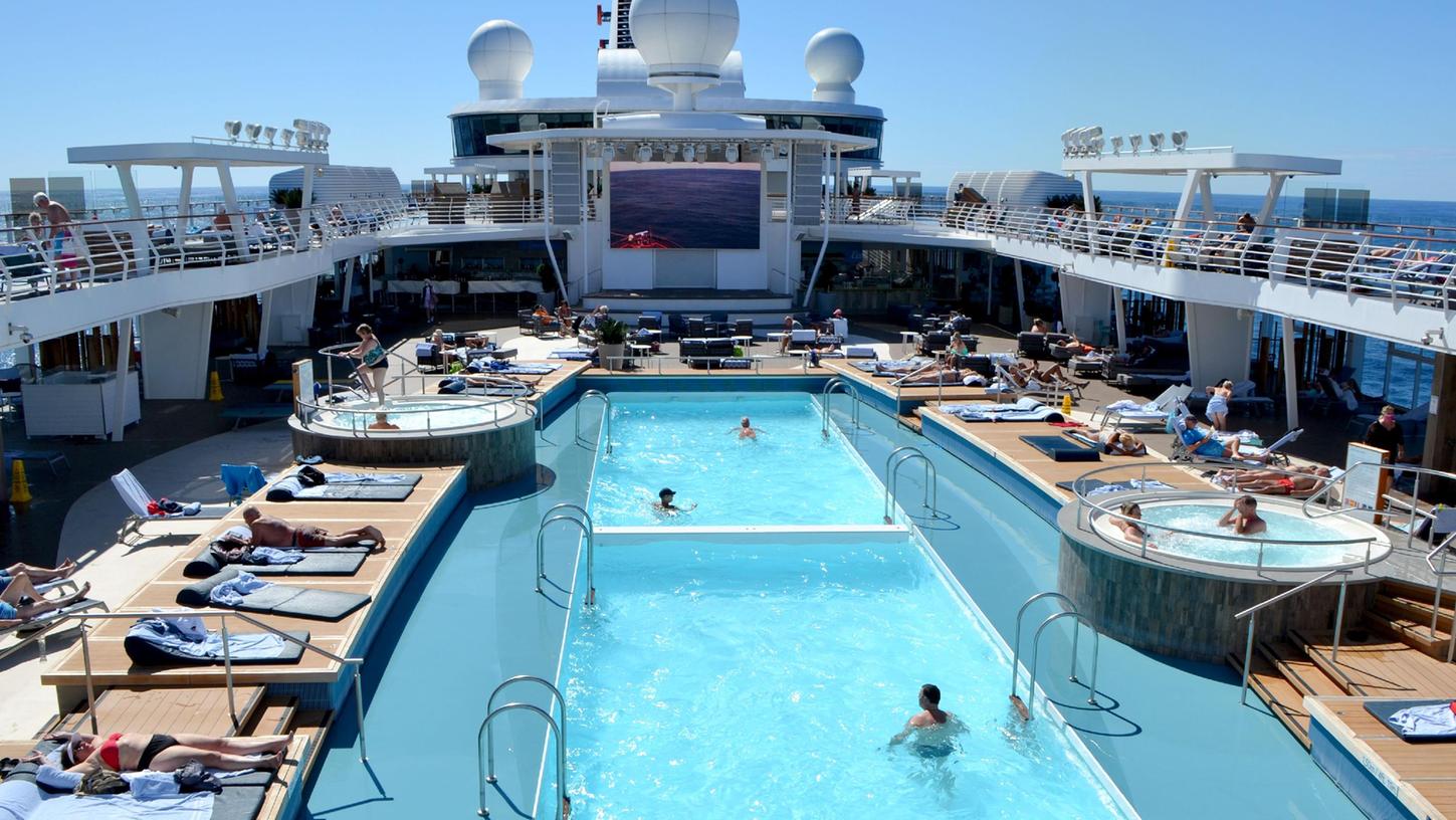 An Bord der "Mein Schiff 2" kam es zu mehreren Corona-Infektionen unter der Crew. Die Fahrt musste abgebrochen werden. An Bord der "Mein Schiff 2" kam es zu mehreren Corona-Infektionen unter der Crew. Die Fahrt musste abgebrochen werden.