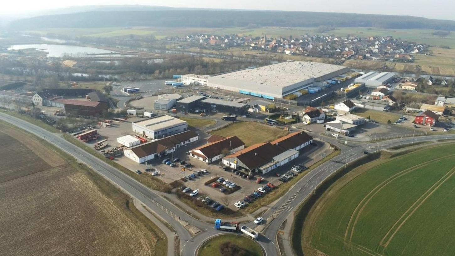 Ein Teil des Industriegebietes Fährstraße/Weinhütten südlich des Eggolsheimer Gemeindeteiles Neuses. Pläne für den Ausbau des Gewerbegebietes betrachten viele mit großer Skepsis.   