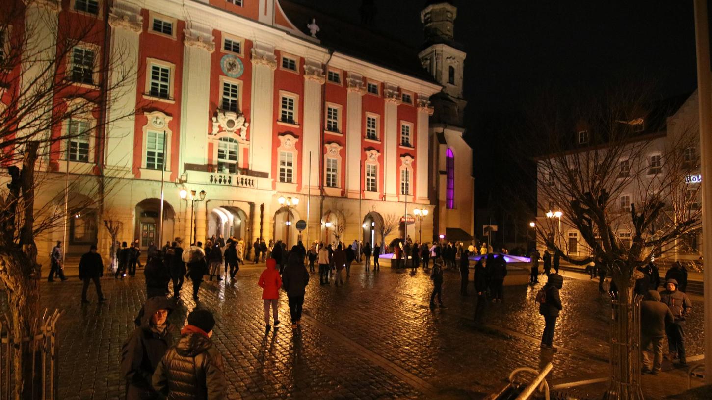 Der Bad Windsheimer Marktplatz am Montagabend, kurz bevor sich die Versammlung in Bewegung setzt.