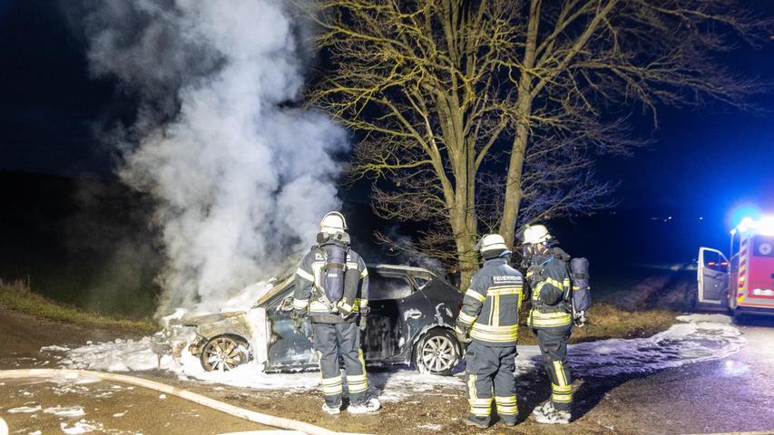 An dem Wagen entstand ein Sachschaden von etwa 32.000 Euro. Die Brandursache blieb zunächst unklar.