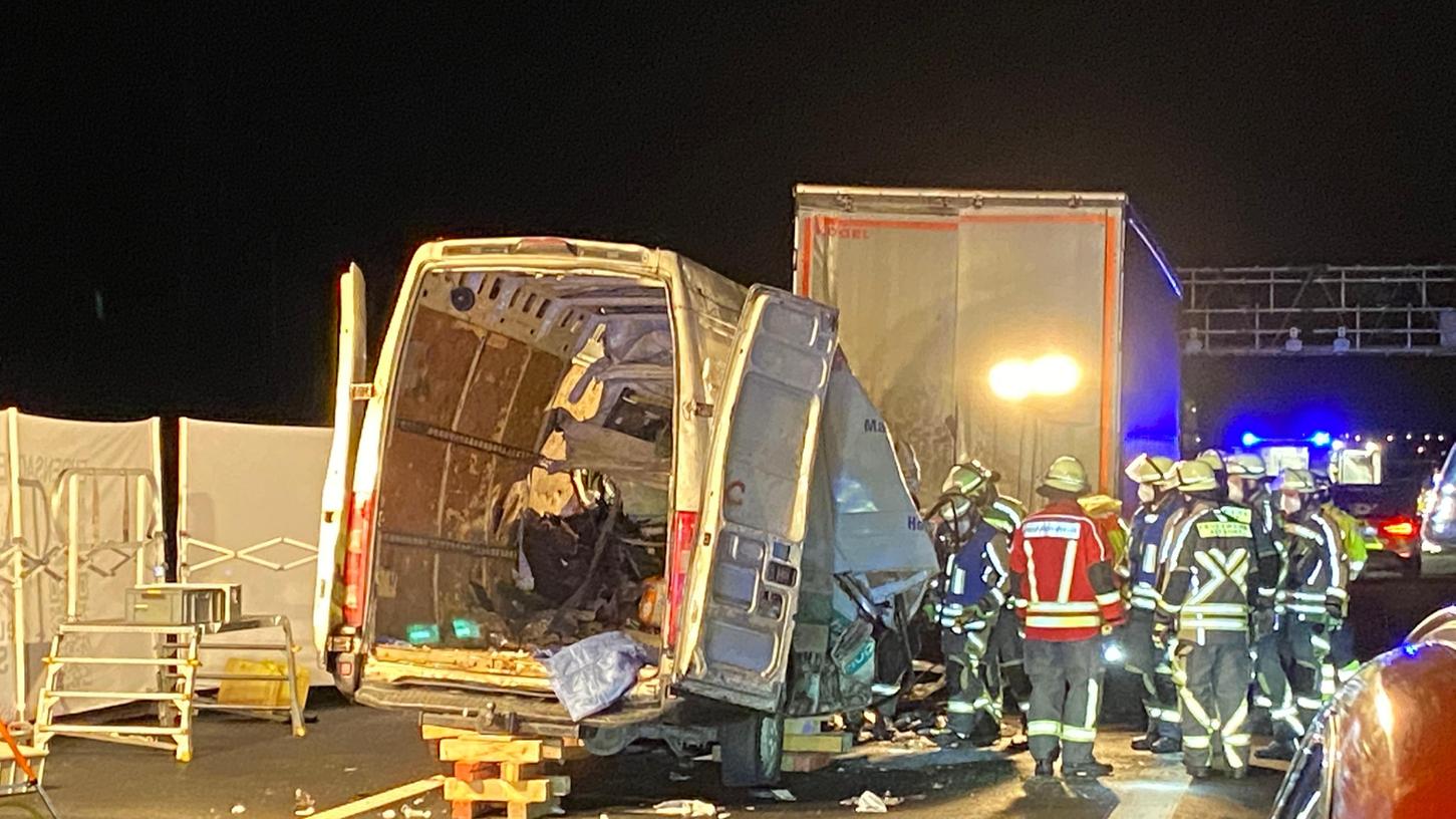 Der Kleinlaster raste in einen Lkw - die Insassen starben noch am Unfallort.
Der Kleinlaster raste in einen Lkw - die Insassen starben noch am Unfallort.