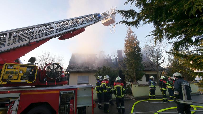 Gegen 3.10 Uhr werden die Feuerwehren alarmiert. Als die ersten Einsatzkräfte in der Lerchenstraße anrücken, schlagen die Flammen schon aus dem Dachstuhl des Einfamilienhauses unweit des Barthelmesauracher Sportplatzes.