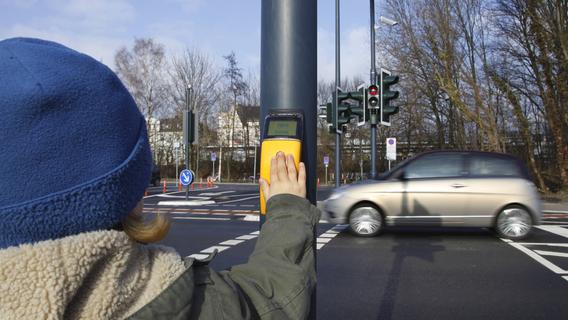Ansbach: Schülerin geht bei Rot über die Ampel und wird von Pkw erfasst