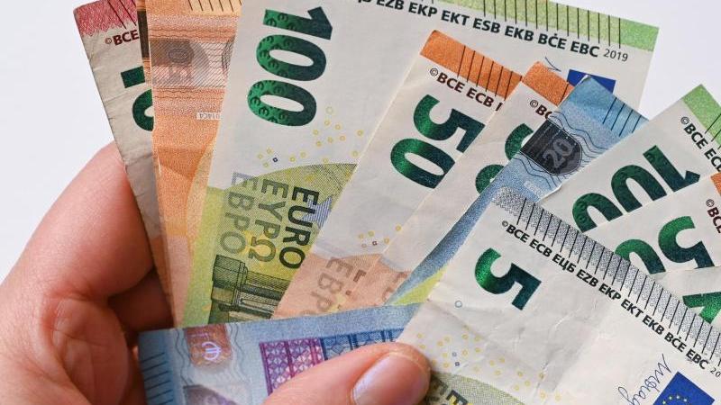Einsatz in außergewöhnlichen Zeiten: Bei Zehntausenden Beschäftigten in Deutschland wird dies mit einer Corona-Prämie honoriert. Einsatz in außergewöhnlichen Zeiten: Bei Zehntausenden Beschäftigten in Deutschland wird dies mit einer Corona-Prämie honoriert.