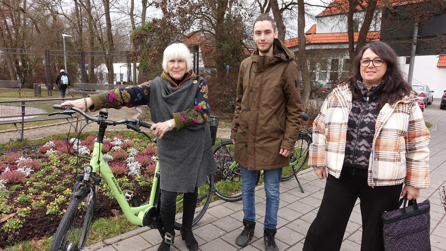 Grünen-Stadträtin Retta Müller-Schimmel (l.) stellt die beiden Nachrücker für den Stadtrat Herzogenaurach vor. Veit Götz (M.) folgt Mark Deavin, Patrizia Eliani Siontas (r.) folgt Grünen-Rat Peter Simon, der zum 31. 12. 2021 ausschied. In der Stadtratssitzung am 27. 1. 2022 werden die beiden zusammen mit JU-Nachrücker Simon Dummer (für Katharina Zollhöfer) vereidigt.
Grünen-Stadträtin Retta Müller-Schimmel (l.) stellt die beiden Nachrücker für den Stadtrat Herzogenaurach vor. Veit Götz (M.) folgt Mark Deavin, Patrizia Eliani Siontas (r.) folgt Grünen-Rat Peter Simon, der zum 31. 12. 2021 ausschied. In der Stadtratssitzung am 27. 1. 2022 werden die beiden zusammen mit JU-Nachrücker Simon Dummer (für Katharina Zollhöfer) vereidigt.