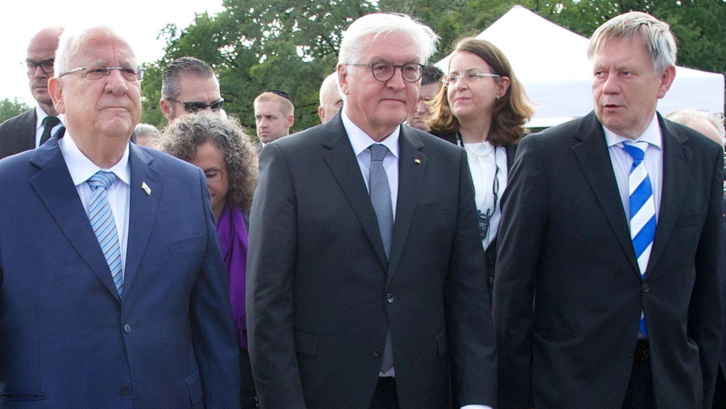Karl Freller kennt nicht nur Frank-Walter Steinmeier persönlich - hier 2017 bei einem Besuch in Dachau - sondern auch alle anderen Bundespräsidenten seit 1984.
Karl Freller kennt nicht nur Frank-Walter Steinmeier persönlich - hier 2017 bei einem Besuch in Dachau - sondern auch alle anderen Bundespräsidenten seit 1984.